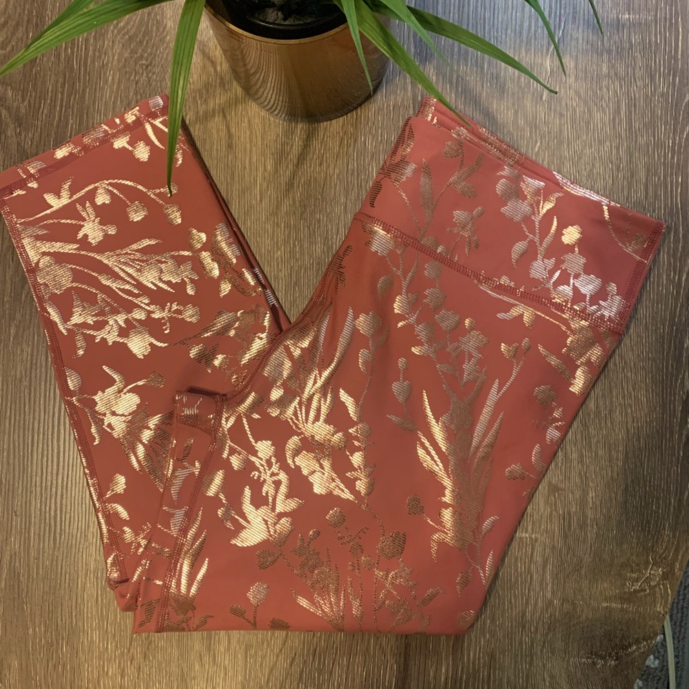 NWOT Fabletics Crop Leggings Sz. Large
